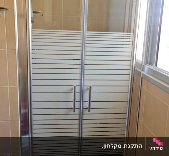 מקלחון זכוכית עם דלתות ומקלחת גשם
